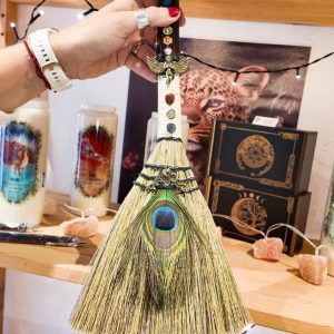 Balai rituel avec plume de paon