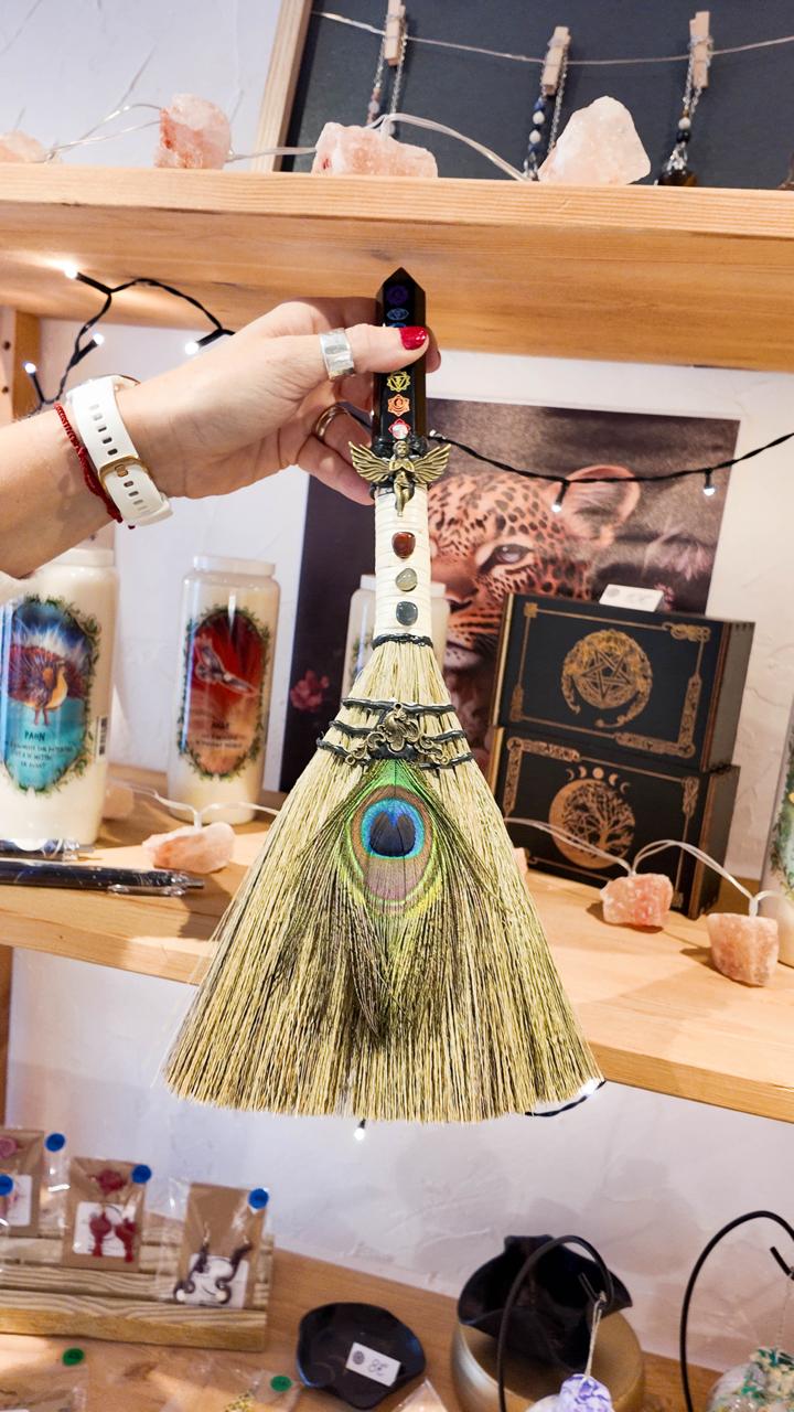 Balai rituel avec plume de paon